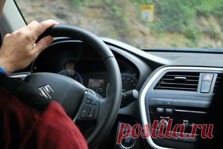 Токсиколог предупредил об опасном заболевании из-за частой езды за рулем. Частая езда за рулем грозит водителям раком яичек и прямой кишки, рассказал врач-токсиколог, кандидат медицинских наук Михаил Кутушов. Он уточнил, что при нагревании пластика и некоторых видов материала обивки выделяются фенольные соединения, а также канцерогены, которые при ежедневном вдыхании могут привести к раку.