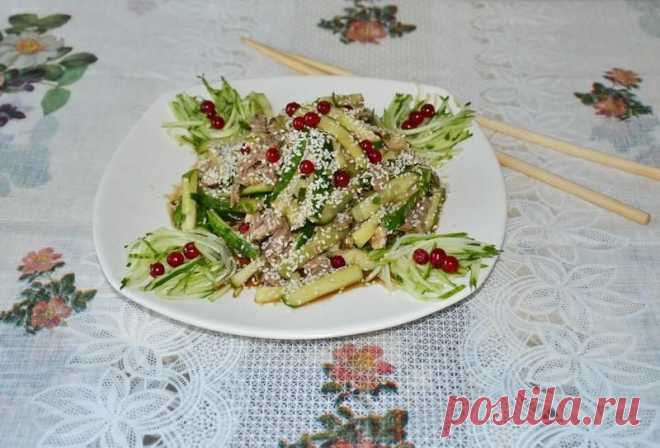 Салат с соевым соусом и огурцами