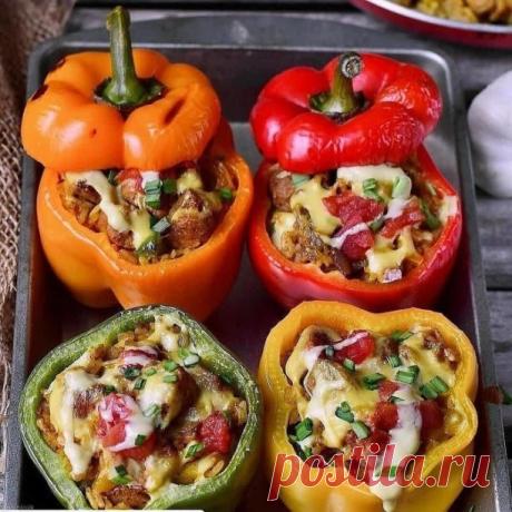 ВКУСНЕЙШИЕ ФАРШИРОВАННЫЕ ПЕРЦЫ

Ингредиенты:
Перец - 10 шт.
Рис - 0.5 стакана
Грибы свежие - 500 гр
Морковь - 1 шт.
Лук репчатый - 3-4 шт.
Масло растительное - 50-70 г
Томат-паста - 4 ст. ложки
Лавровый лист - 1-2 шт.
Чеснок 1 головка+1 зубчик
Приправа "Итальянские травы", зира и тимьян, черный перец

Как готовить:
Почистить, помыть репчатый лук, нарезать кубиками.Морковь почистить, помыть, натереть на крупной терке. Отправить на разогретую сковороду. Жарить 5-10 мин...