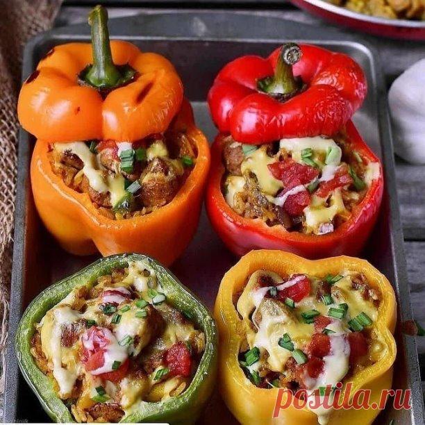 ВКУСНЕЙШИЕ ФАРШИРОВАННЫЕ ПЕРЦЫ

Ингредиенты:
Перец - 10 шт.
Рис - 0.5 стакана
Грибы свежие - 500 гр
Морковь - 1 шт.
Лук репчатый - 3-4 шт.
Масло растительное - 50-70 г
Томат-паста - 4 ст. ложки
Лавровый лист - 1-2 шт.
Чеснок 1 головка+1 зубчик
Приправа 