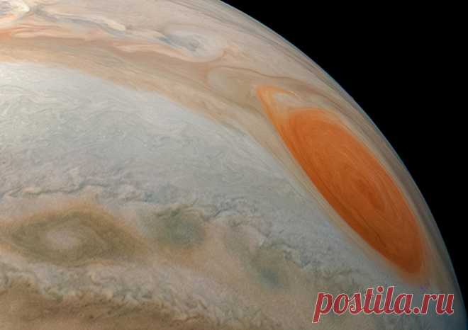 Фото дня: один из лучших снимков Юпитера с орбиты планеты Пожалуй, одно из самых необыкновенных изображений Юпитера, полученных с орбиты планеты, обнародовало Национальное управление США по воздухоплаванию и исследованию космического пространства (NASA).
