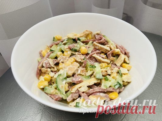 Салат из блинов с копченой колбасой и свежими огурцами