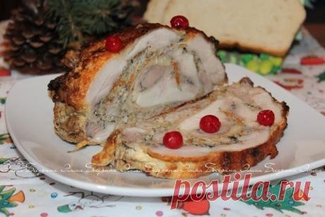 Куриный рулет с сыром и фаршем.

Рецепт: куриные бедра 3 шт., фарш куриный филейный 200г, морковь 40г, лук репчатый 50г, соль и перец черный по вкусу, горчица 20г, сыр твердый 100г, сметана 30г, масло растительное 20г.

С куриных бедер удалить кости, мякоть разложить пластом. Посолить и поперчить. На поверхность укладываем фарш, смешанный с пассерованными морковью и луком и приправленный солью и перцем. Сверху слайсы сыра. Закручиваем все это в рулет. Обвязываем нитью. Сма...