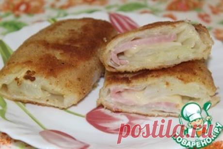 Капустные шницели &quot;Сюрприз&quot; - кулинарный рецепт

Капуста белокочанная	(маленький) — 1 вилок
Ветчина	(примерно) — 20 ломт.
Сыр голландский	(примерно) — 20 ломт.
Яйцо куриное	— 4 шт
Сухари панировочные	— 4 ст. л.
Соль	(по вкусу) — 1 ч. л.
Перец черный	(по вкусу) — 1 ч. л.
Масло растительное	(на глаз) — 0,5 стак.