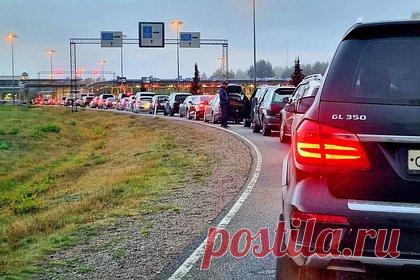 Россиянам раскрыли способы оспорить решение Погранслужбы о запрете на выезд. Опрошенные специалисты отметили, что россияне могут обратиться в суд для оспаривания запрета при наличии уведомления от Погранслужбы и справки от военного комиссариата. При этом, по их словам, бывали ситуации, при которых туристов не выпускали из страны даже со справкой из военкомата.