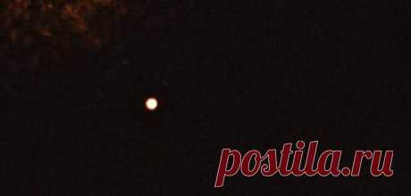 Астрономы получил первый снимок планетной системы солнечного типа - Тайная доктрина - медиаплатформа МирТесен https://alter-science Астрономы получил первый снимок планетной системы солнечного типа Очень Большим телескопом Европейской Южной обсерватории (VLT ESO) получен первый в истории снимок молодой солнцеподобной звезды, вокруг которой обращаются две гигантских экзопланеты. Прямые снимки систем