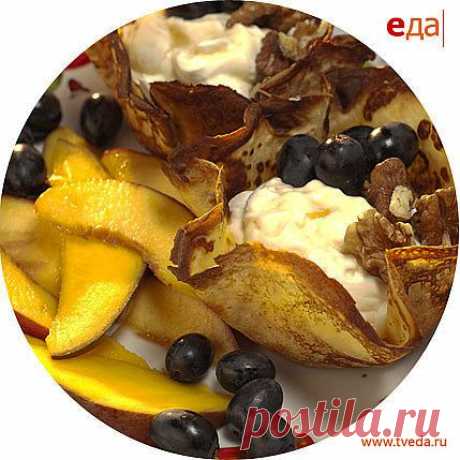 Блинные корзиночки с кремом и фруктами фламбе