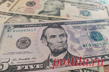 Китай обвинил США в усугублении процесса дедолларизации в мире. Санкции США против России (так называемая «финансовая бомба») вызвали резкую реакцию в мире. Таким образом, Штаты сами виноваты в усугублении процесса дедолларизации, американская валютная система оказалась под угрозой, сообщил китайский телеканал CCTV. Журналисты указали, что доллар потерял незаменимость.