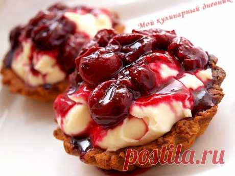 Корзиночки с вишней и кремом из белого шоколада.