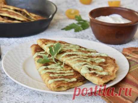 Чебуреки из кабачкового теста

Ингредиенты:
Для начинки:
мясной фарш — 500 г
лук репчатый — 1 шт.
растительное масло рафинированное — 2 ст. л.
моцарелла — 100 г
соль — ½ ч. л.
перец черный молотый — 1 щепотка
базилик сушеный — 1 щепотка
Для теста:
кабачки — 500 г
мука — 3 ст. л.
яйца куриные — 2 шт.
чеснок — 1 зубчик
соль — ½ ч. л.
перец черный молотый — 1 щепотка
сыр — 100 г

Способ приготовления:
1. Готовлю продукты. Так как использую зрелый кабачок, освобождаю его от ко...