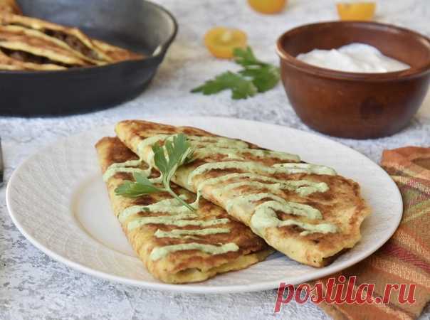 Чебуреки из кабачкового теста

Ингредиенты:
Для начинки:
мясной фарш — 500 г
лук репчатый — 1 шт.
растительное масло рафинированное — 2 ст. л.
моцарелла — 100 г
соль — ½ ч. л.
перец черный молотый — 1 щепотка
базилик сушеный — 1 щепотка
Для теста:
кабачки — 500 г
мука — 3 ст. л.
яйца куриные — 2 шт.
чеснок — 1 зубчик
соль — ½ ч. л.
перец черный молотый — 1 щепотка
сыр — 100 г

Способ приготовления:
1. Готовлю продукты. Так как использую зрелый кабачок, освобождаю его от ко...