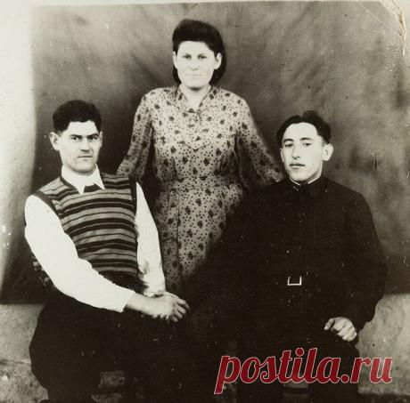 Вот почему на старых фотографиях руку клали на плечо. Никогда бы не додумался!