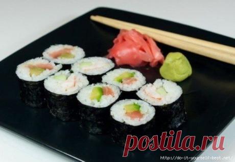 Роллы с авокадо, лососем и огурцом.