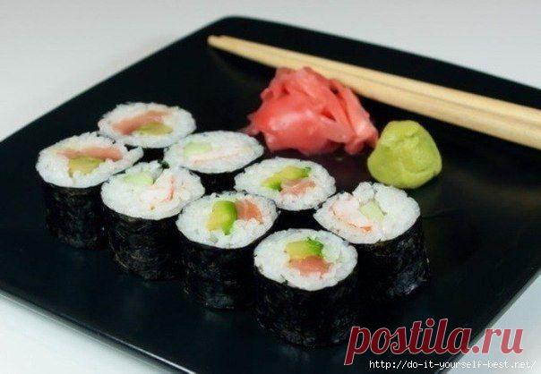 Роллы с авокадо, лососем и огурцом.