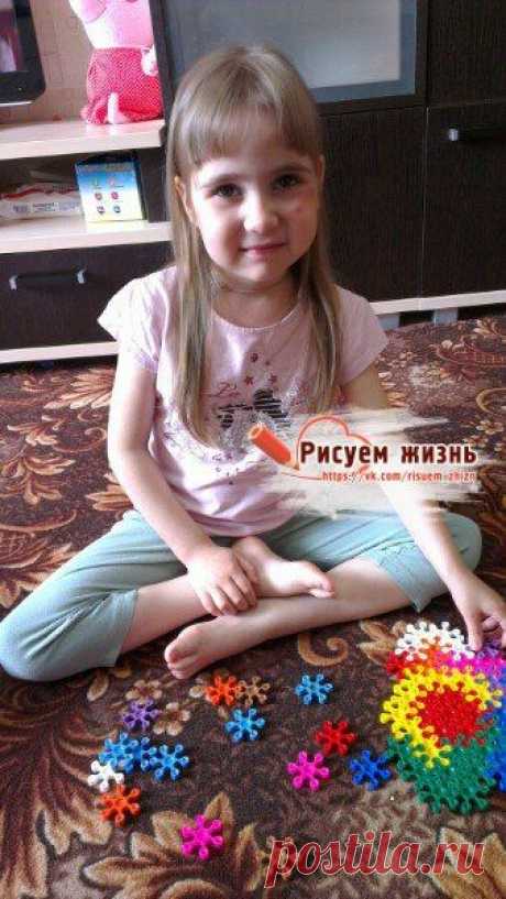 Здравствуйте!!!Сегодня у нас день прошел как-то сонно.Сашуля вчера легла спать поздно, в 2 часа ночи, и сегодня весь день подрёмывала. Потом вечерком вывели ее на прогулку, кормили голубей-Саша все пыталась сделать так,чтоб голубь сел к ней на ладошку)А сама то трусишка-боится))))но руку тянет)).Вечером собирала цветочки из конструктора,да бабушка ей лего принесла,собирали с ней домик)))Варили кисель, ой Сашка такая серьезная)))И ягодки то насыпет, и сахар так старательно ложечкой отмеряет!