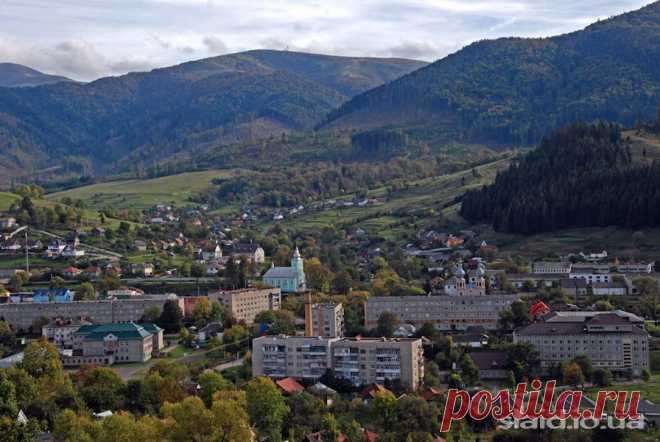 Закарпаття. Воловець. Панорама. ::: альбом The best places in Ukraine Україна найкращі місця The best places in Ukraine
Воловець розташований у високогір'ї Українських Карпат, на південь від Вододільного хребта та на північ від масиву Полонина Боржава, в долині річок Вича (притока Латориці) та Волівчика, при підніжжі гір Темнатик та Плай, на висоті біля 500 м над рівнем моря.