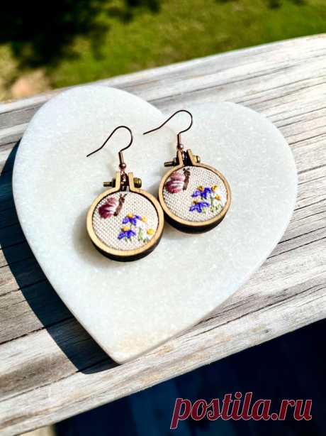 Pendientes bordados a mano / Mini aro de bordado / Moderno diseño floral pequeño / Arcoíris / Girasol / Hongo / Hipoalergénico / Regalo para ella - Etsy España