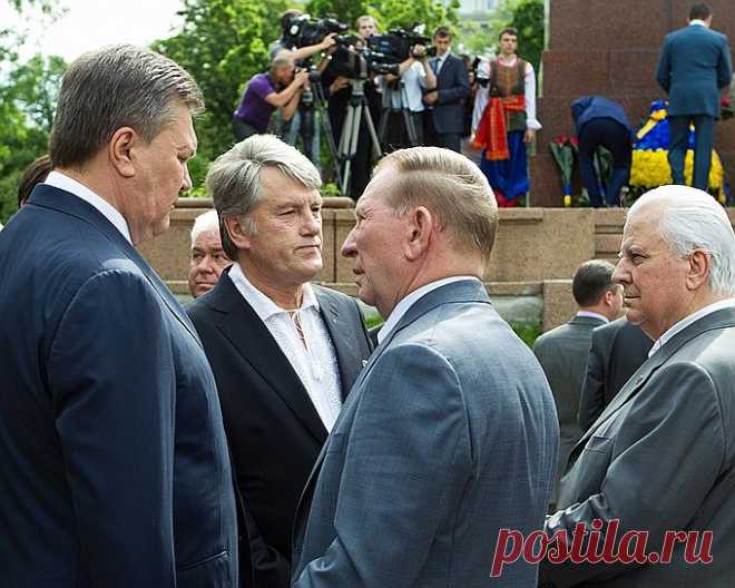 Это партия паразитов.
«Путин, выйдя после долгого разговора с Януковичем, сказал: «Это предатель»