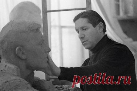 Умер народный художник России Григорий Ястребенецкий. Умер скульптор, академик Российской академии художеств и народный художник России Григорий Ястребенецкий. Как рассказал ректор Санкт-Петербургской академии художеств Семен Михайловский, Ястребенецкий скончался ночью 18 марта на 99-м году жизни. До этого скульптор лежал в больнице.