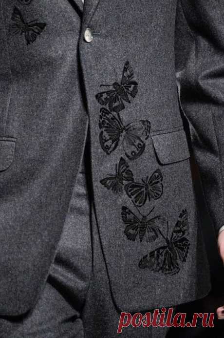 Retrouvez les photos du défilé Alexander McQueen Homme Automne-hiver 2016-2017, les meilleurs moments en vidéo, ainsi que les coulisses et les détails du show