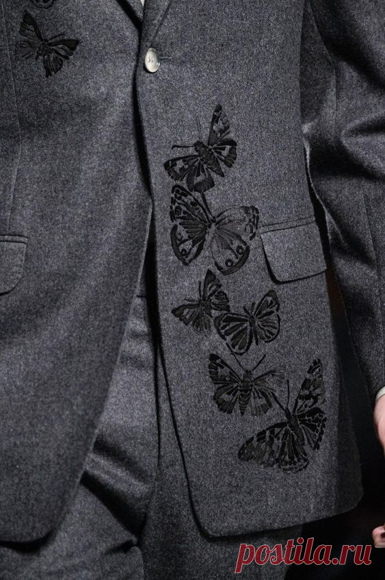 Retrouvez les photos du défilé Alexander McQueen Homme Automne-hiver 2016-2017, les meilleurs moments en vidéo, ainsi que les coulisses et les détails du show
