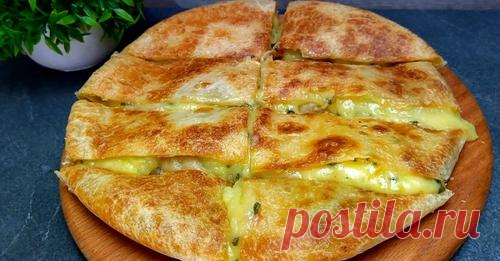 Пирог с картошкой и сыром

Готовим очень вкусный пирог с картошкой и сыром: тонкое хрустящее тесто, много начинки и никакой духовки, такой пирог точно стоит того, чтобы его приготовить.

Продукты:

Для теста:

Мука — 220-250 г. +-
Соль — 1/2 ч. ложки
Молоко — 150 мл.
Мягкое сливочное масло — 30-40 г.
Для начинки:

Картофельное пюре — 300-350 г.
Сыр — 150-180 г.
Зеленый лук — по вкусу
Растительное масло — для жарки
Приготовление:
В чашу отправляем молоко, размягченное сливо...