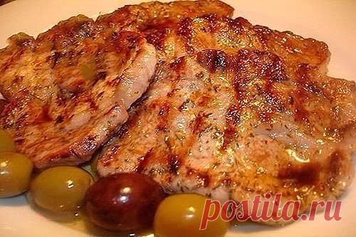 5 вкуснейших рецептов из свинины
1. Свинина за 15 минут
Состав: свинина (шея) 400 гр, красный бальзамический уксус, красное сухое вино, немного оливкового масла, тимьян, розмарин, эстрагон, соль, перец черный молотый.
Приготовление: свинину нарезать на куски (как отбивные) толщиной 1-1,5 см. Сложить в емкость, для маринования. Сбрызнуть оливковым маслом, добавить немного красного бальзамика и вина. Посыпать тимьяном, розмарином, эстрагоном и перцами. Посолить. Оставить на 1-2 минуты.
Сковоро