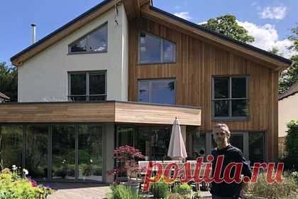 Британец построил суперэкологичный дом-убежище. Житель Великобритании Колин Хил (Colin Heal) построил дом-убежище, чтобы уберечь семью от возможных природных катаклизмов из-за глобального потепления. Оборудование и собственные технологические решения делают жилище британца еще и суперэкологичным. В здании 35 солнечных панелей, а осадки используются для обогрева.