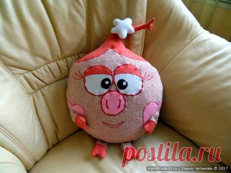 Подушка Смешарик Нюша 
 
Диванная подушка с героем любимого мультфильма наверняка понравится ребёнку. Тем более, что сшить такую подушку-игрушку под силу даже неопытной швее. И главное: для воплощения задуманного можно не потратить ни копейки!