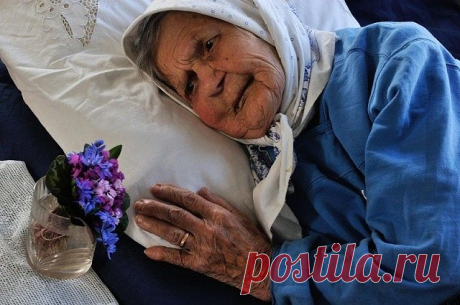У нее дрожали руки,
Слезы капали из глаз.
За столом притихли внуки.
И уже не в первый раз
Дочь нахмурившись сидела,
Раздражения не тая.
-Мама, как же надоела
Неуклюжесть мне твоя!
Ты опять разбила блюдо,
А ведь стоит не гроши!
Буду мыть сама посуду.
Сядь! Прошу, не мельтеши!
Там не лезь и здесь не трогай!
Отойди и не мешай!
А она с молитвой к Богу:
Ты, Господь, ей счастья дай!
И здоровья дай внучатам,
Будь поддержкой им в судьбе.
Хоть и буду я скучать там,
Забери меня к се...