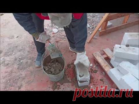 шведская кельма в руках русского каменщика.