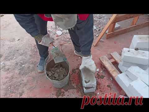 шведская кельма в руках русского каменщика.