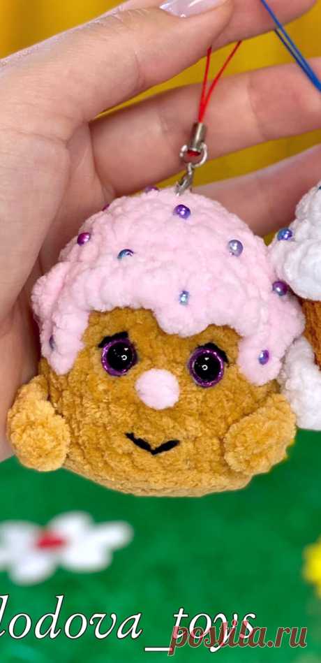 PDF Куличик-брелок крючком. FREE crochet pattern; Аmigurumi toy patterns. Амигуруми схемы и описания на русском. Вязаные игрушки и поделки своими руками #amimore - плюшевый брелок в виде маленького кулича к Пасхе, кекс, выпечка, пасхальное украшение из плюшевой пряжи, сувенир, декор.