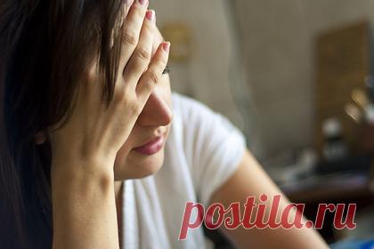 Россиянам назвали появляющиеся за час до инфаркта симптомы. Врач-терапевт, кардиолог Азизхон Аскаров рассказал о первых симптомах, которые появляются за час до инфаркта. По словам специалиста, соответствующими признаками являются сильная головная боль, тошнота, ухудшение координации движений, снижение зрения и чувство онемения в руках.