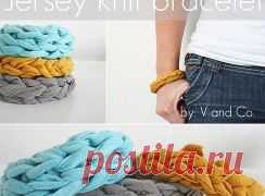 Симпатичные браслеты из трикотажа, сплетенные на пальцах 

Такие браслеты особенно хорошо сочетаются с джинсовым стилем. Толщина браслета зависит от того, сколько пальцев вы используете для плетения (2,3 или 4). Чем больше пальцев – тем толще браслет. Так, желтый браслет на фото сплетен всего на двух пальцах, серый – на трех, голубой – на четырех.
•••подробнее