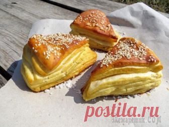 Стоит только полить тесто содой и результат вас удивит! Вкусные слоенки! Интересный рецепт, удивительная технология и вкусный результат! Никогда не думал, что раствор соды можно так применить. Слоенные треугольники традиционные в Европе, пробуем повторить и смотрим, что по...