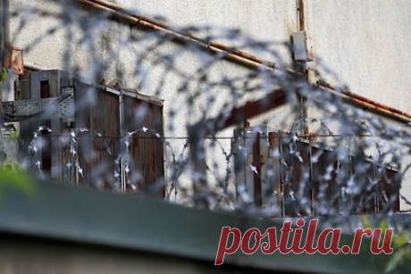 Заключенный стал фигурантом дела из-за финансирования запрещенного в России АУЕ. В Адыгее заключенный стал фигурантом уголовного дела из-за финансирования запрещенного в России экстремистского движения «Арестантское уголовное единство» (АУЕ). По данным следствия, мужчина регулярно собирал деньги с осужденных и тратил их на АУЕ. Преступление выявили сотрудники ФСБ.
