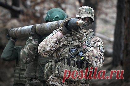 Российский офицер в окружении дважды вызвал на себя огонь «Градов». Командир мотострелковой роты капитан Олег Пивоваров дважды вызвал на себя огонь «Градов», чтобы спасти сослуживцев. По словам Пивоварова, противник на танках и БТР зашел к ним в тыл, а по лесополосе продвигалась пехота. Российские военные оказались в окружении и встали в круговую оборону.