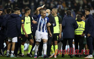 СМИ: футболиста "Порту" Пепе могут дисквалифицировать на срок до двух лет. По информации газеты A Bola, защитник ударил директора клуба "Спортинг" после матча чемпионата Португалии