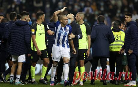 СМИ: футболиста "Порту" Пепе могут дисквалифицировать на срок до двух лет. По информации газеты A Bola, защитник ударил директора клуба "Спортинг" после матча чемпионата Португалии