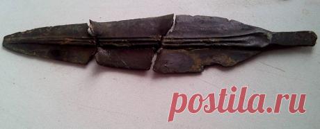 Сегодня я таки нашел недостающую, среднюю часть...
Вот такой ножичек получился....
Все части лежали на расстоянии около 20-30 метров друг от друга, по диагонали поля....
Поиздевался трактор над такой вещью(((