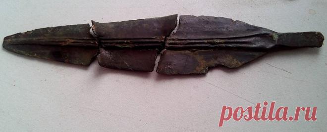 Сегодня я таки нашел недостающую, среднюю часть...
Вот такой ножичек получился....
Все части лежали на расстоянии около 20-30 метров друг от друга, по диагонали поля....
Поиздевался трактор над такой вещью(((