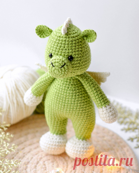 PDF Дракончик крючком. FREE crochet pattern; Аmigurumi toy patterns. Амигуруми схемы и описания на русском. Вязаные игрушки и поделки своими руками #amimore - дракон, дракончик из обычной пряжи, динозавр, динозаврик.