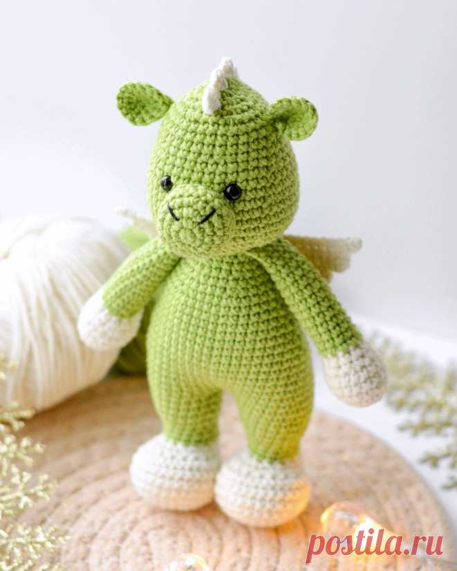 PDF Дракончик крючком. FREE crochet pattern; Аmigurumi toy patterns. Амигуруми схемы и описания на русском. Вязаные игрушки и поделки своими руками #amimore - дракон, дракончик из обычной пряжи, динозавр, динозаврик.