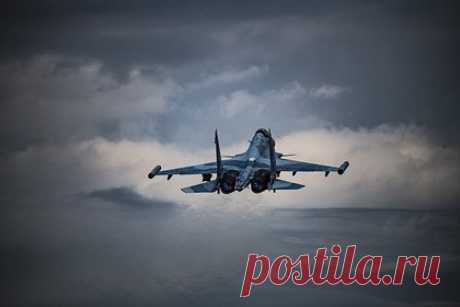 В Запорожье сообщили о бомбардировке складов ВСУ российской авиацией. Авиация Воздушно-космических сил (ВКС) России наносит удар по подконтрольной Украине части Запорожской области, сообщил Владимир Рогов. По его информации, самолеты активно сбрасывают планирующие бомбы по складам и ангарам с техникой и боеприпасами. Взрывы слышны в Ореховском и Пологовском районах, а также в Гуляйполе.