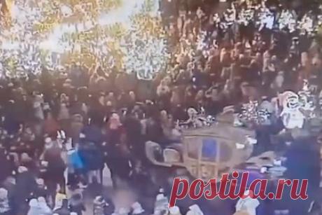 Стали известны новые подробности наезда лошадей на людей в Петербурге. Стали известны новые подробности наезда запряженных в карету лошадей на людей на Дворцовой площади в Санкт-Петербурге. Сообщается, что животные не были объезженными и не подходили для верховой езды. Мужчину, который спровоцировал инцидент, сев верхом на одну из лошадей, сейчас разыскивают.