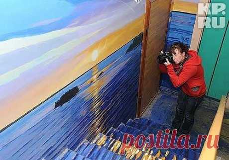 Художник использовал подъезд как холст