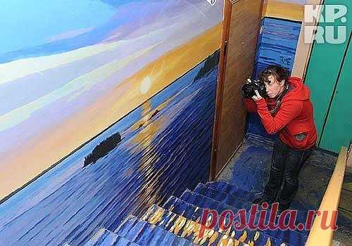 Художник использовал подъезд как холст