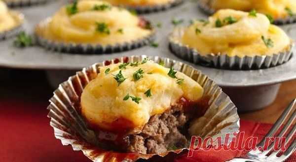 Мясные кексы с сырно-яичной начинкой.

Ингредиенты на 7 шт:

фарш любой 350 г
лук 1 шт
соль, перец, тмин, молотый кориандр по вкусу
яйцо 1 шт
сметана 1 ст л
сыр твердый тертый на мелкой терке 3 ст л

Приготовление: