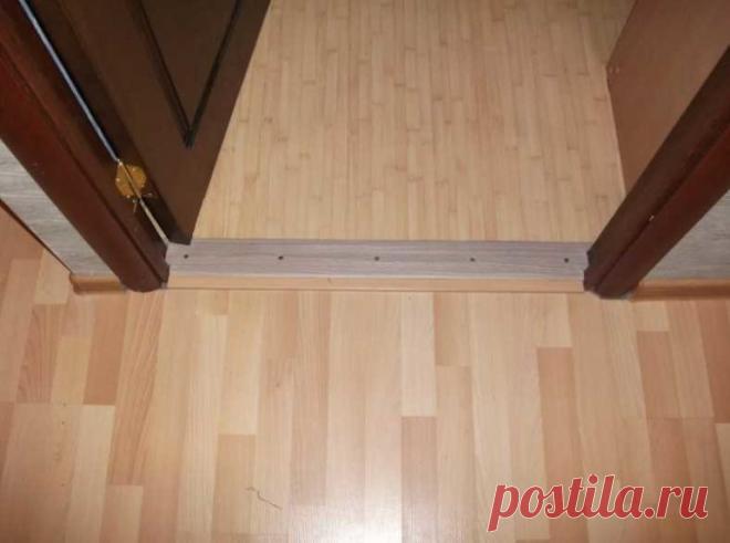 Как надежно фиксировать края линолеума в дверных проемах